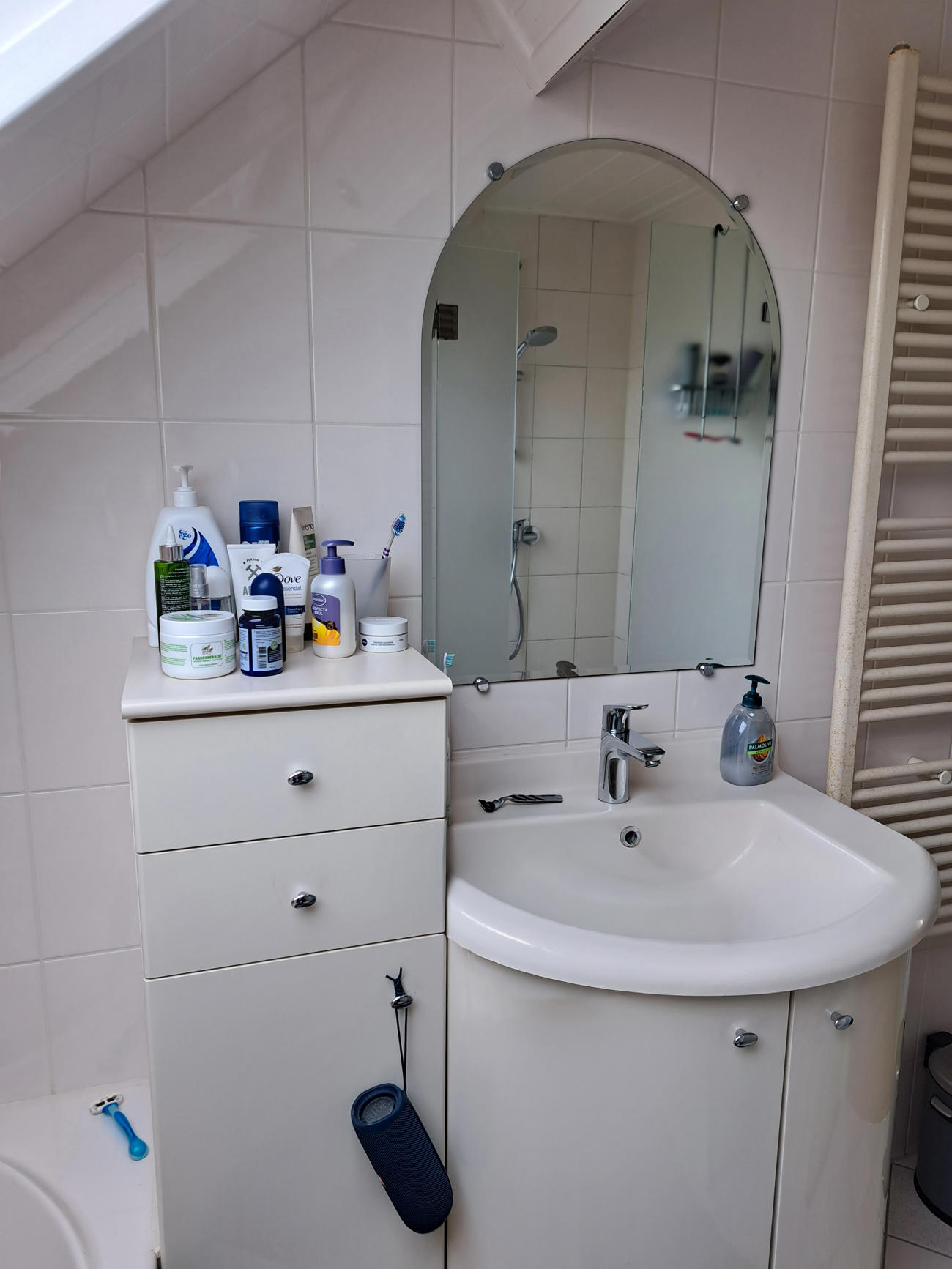 Compacte badkamer onder schuin dak