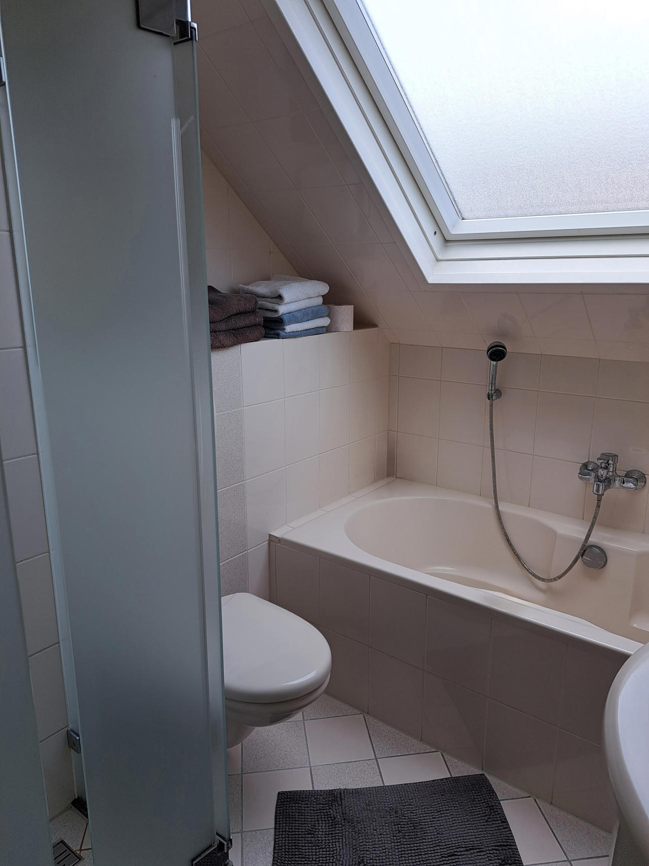 Kleine badkamer voor de verbouwing