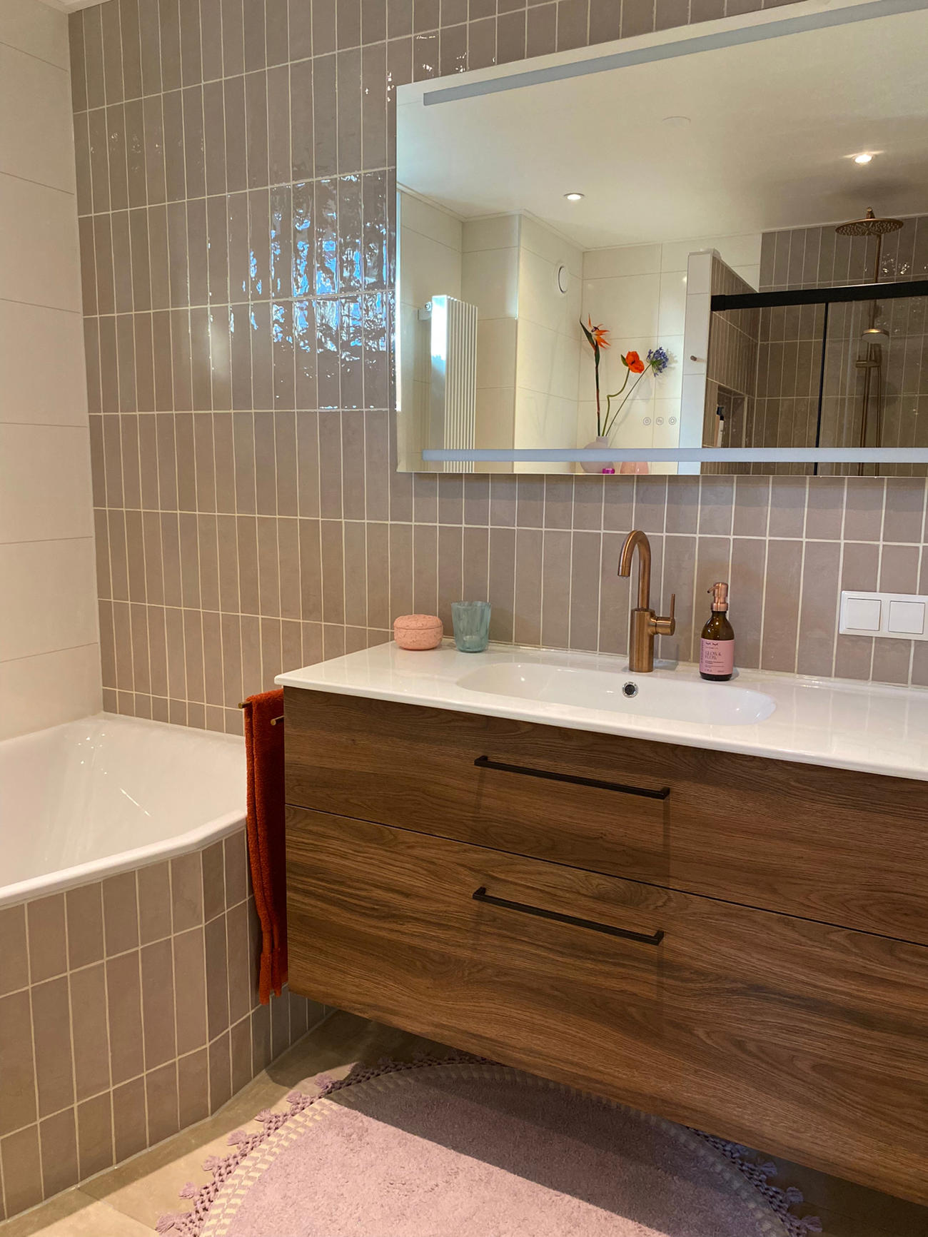 De ambiance van een spa met warme tinten en natuurlijke materialen