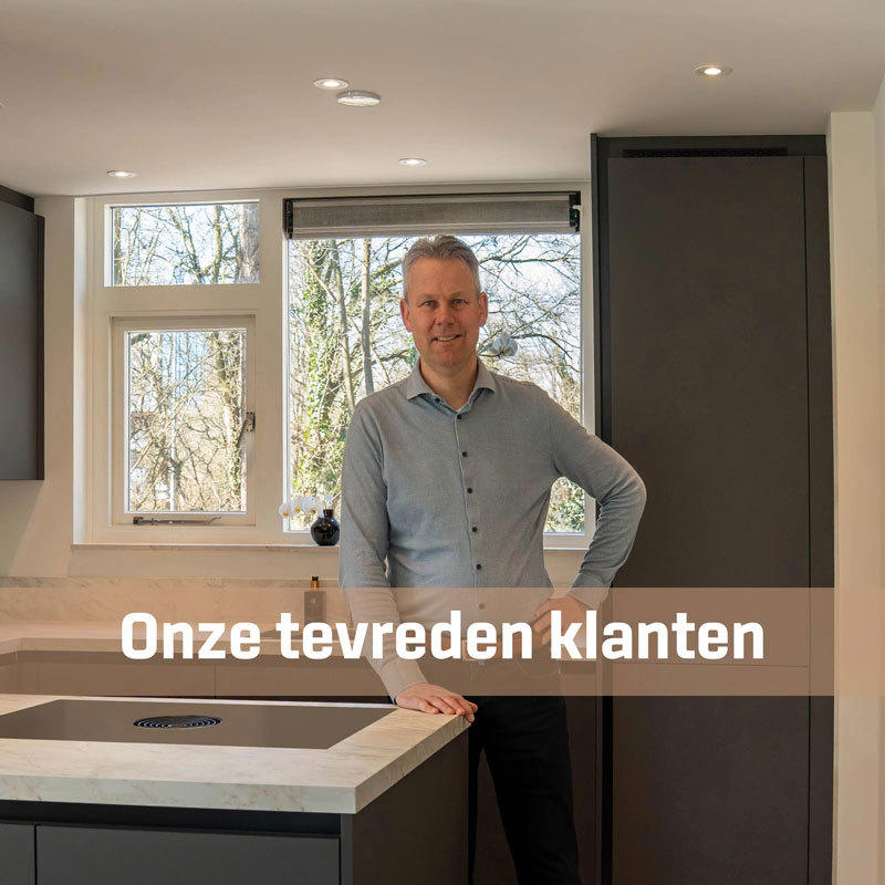 Unieke matgrijze keuken in bijzondere U-vorm