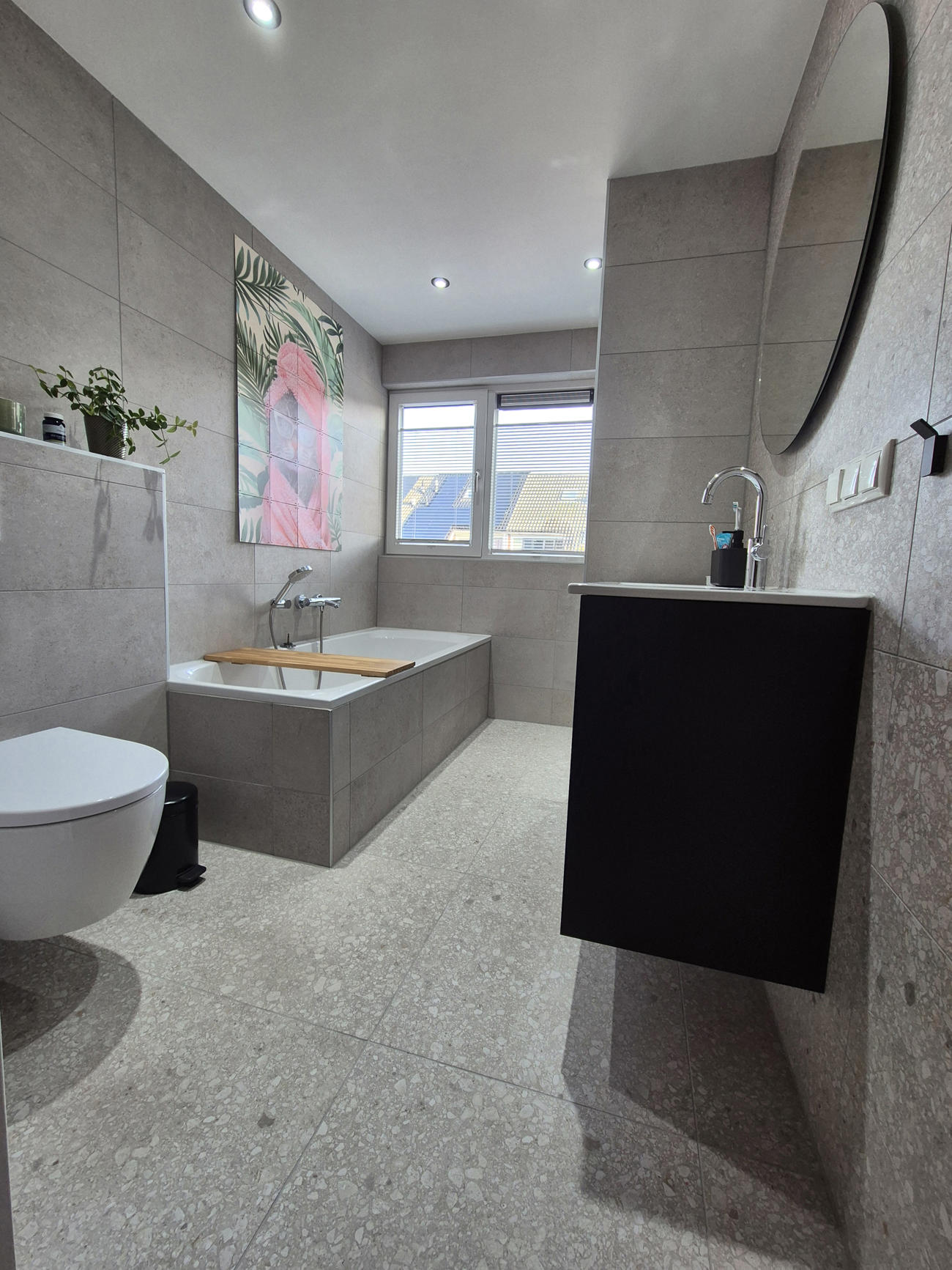 Het eindresultaat is een lichte badkamer met dakkapel, waarin extra hoogte en daglicht zorgen voor een ruim en comfortabel gevoel.