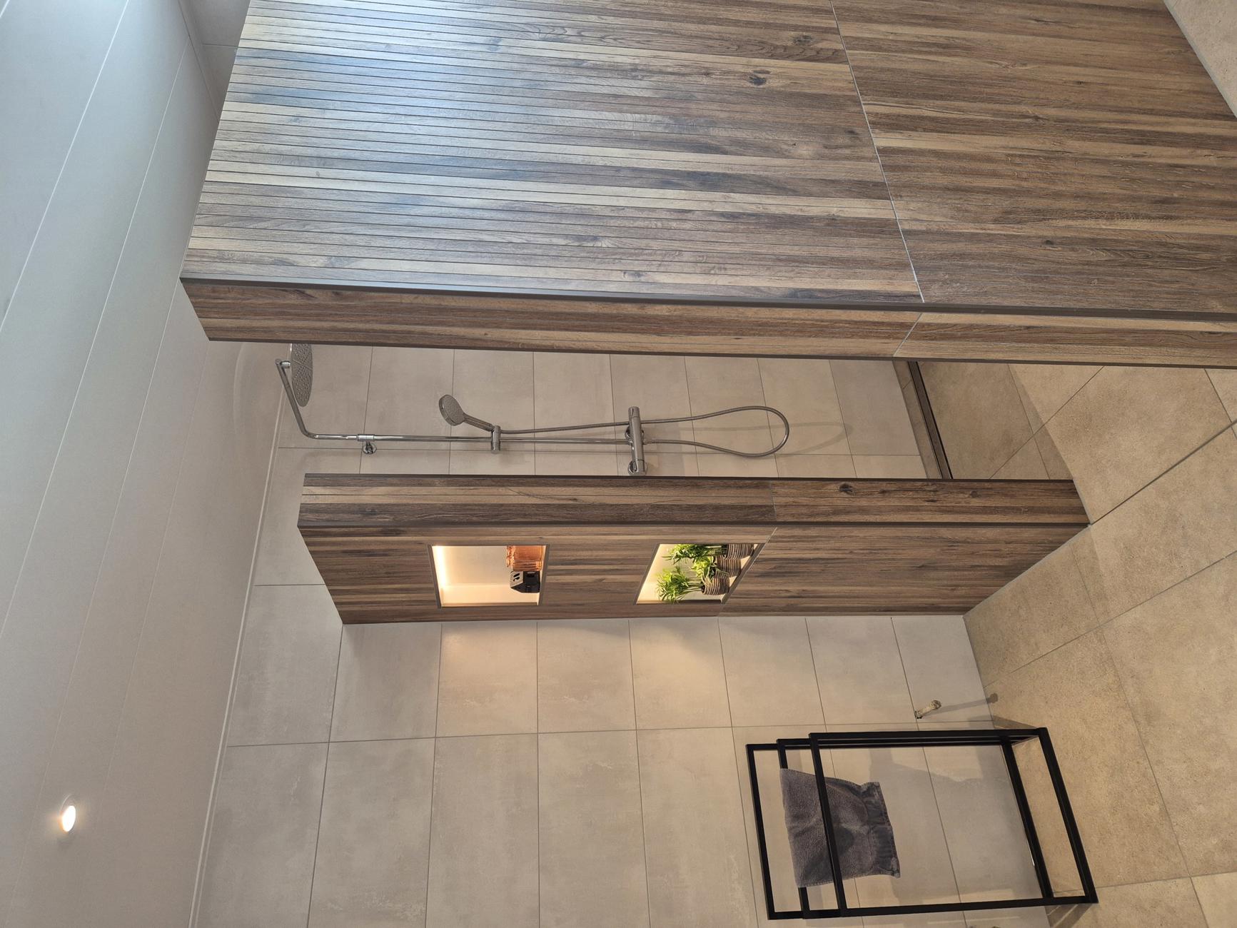Inloopdouche Met Warme Houtlook Wand