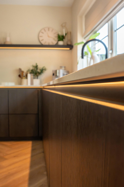 keuken Japandi stijl met ledverlichting onder het werkblad
