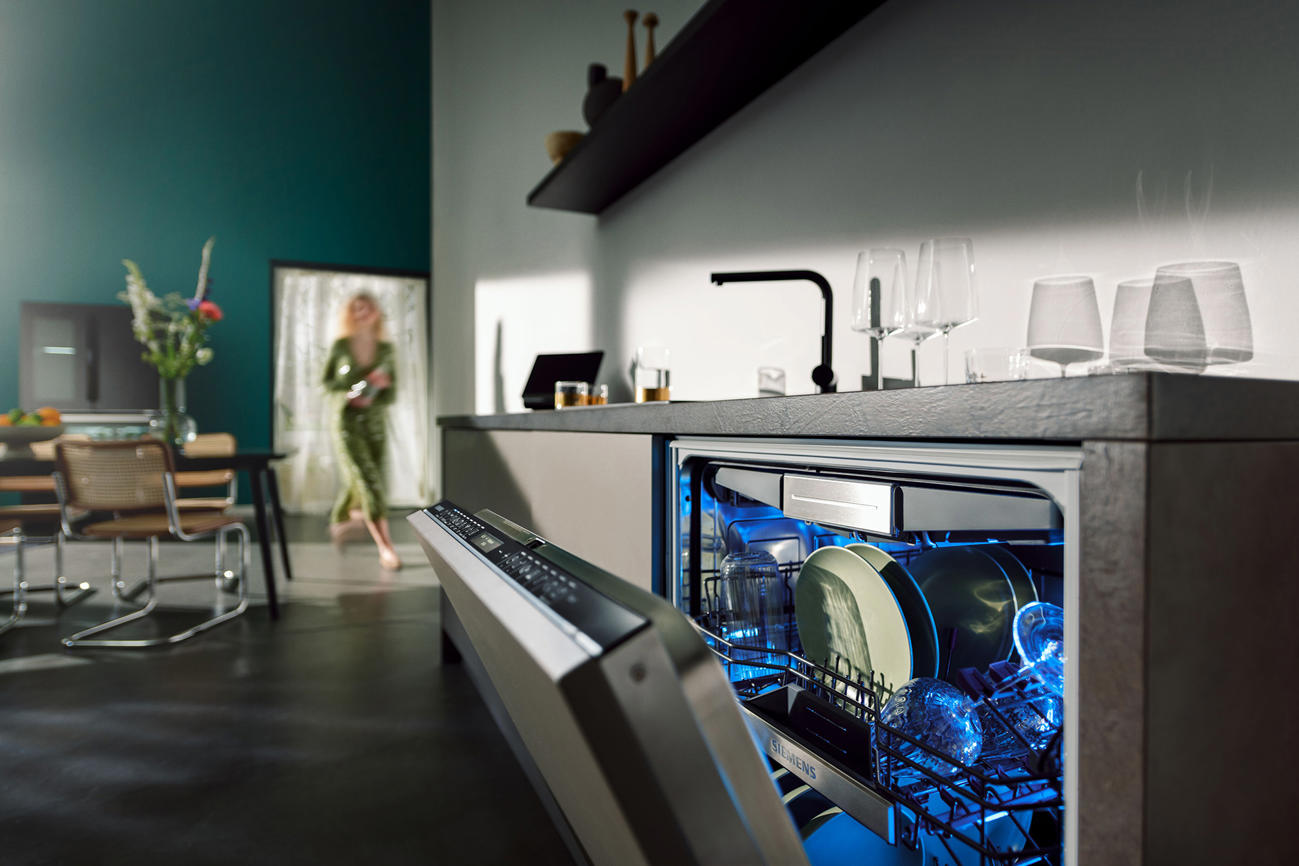 GL SIE PIS Empowering Dishwasher Lively Kitchen People 0822 M5 Dishwasher