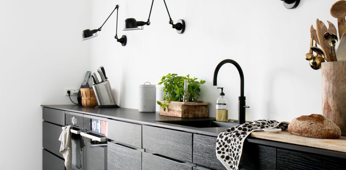 Zwarte keukenapparatuur